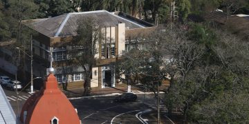 Prefeitura de Foz tem 6.660 funcionários que consomem 51,4% do orçamento de quase R$ 2,7 bi