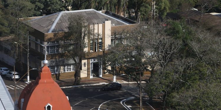 Prefeitura de Foz tem 6.660 funcionários que consomem 51,4% do orçamento de quase R$ 2,7 bi