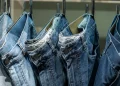 Outlet de jeans beneficente oferece peças com até 70% de desconto em Foz