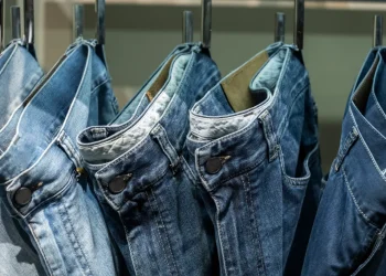 Outlet de jeans beneficente oferece peças com até 70% de desconto em Foz
