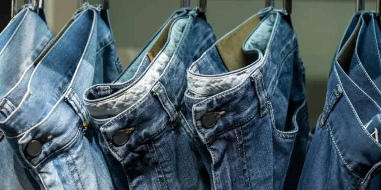Outlet de jeans beneficente oferece peças com até 70% de desconto em Foz