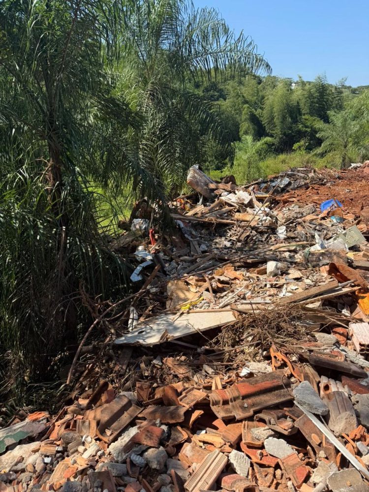 Descarte irregular de entulho é flagrado próximo ao Rio Paraná