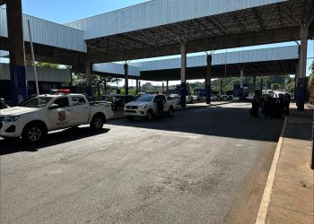 Quatro paraguaios investigados por crimes graves são extraditados na fronteira