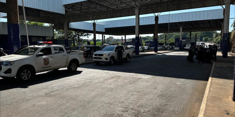 Quatro paraguaios investigados por crimes graves são extraditados na fronteira