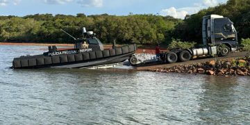 Nova lancha blindada amplia vigilância da Polícia Federal na fronteira