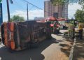 Van capota após batida com ônibus de turismo