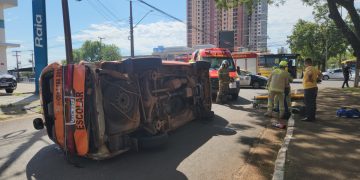 Van capota após batida com ônibus de turismo