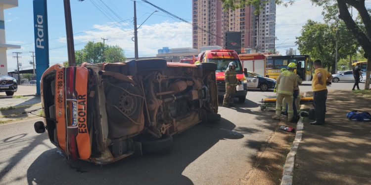 Van capota após batida com ônibus de turismo
