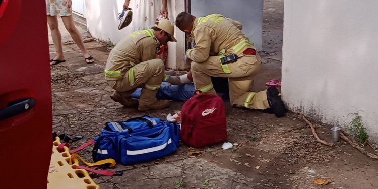 Mulher é socorrida com ferimento por arma branca no Parque Presidente II